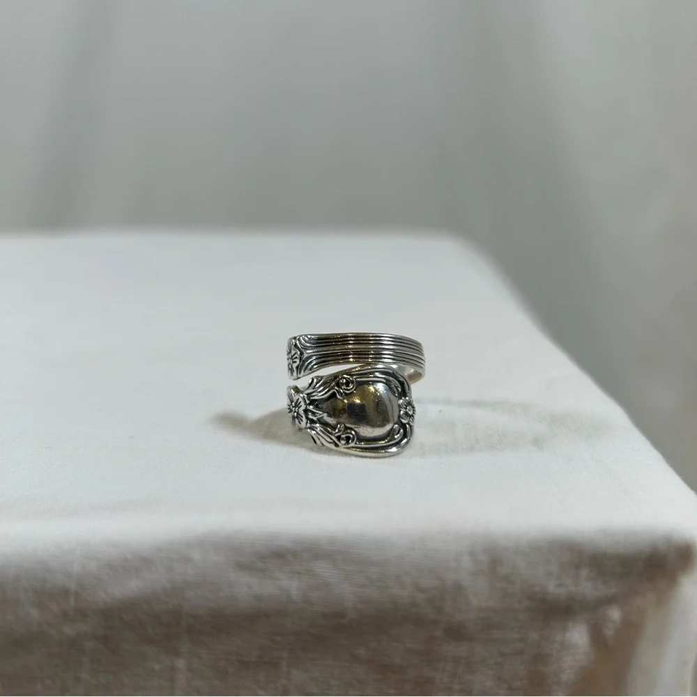 Vintage 1990s Avon Sterling Silver Spoon Ring w/ Floral Details Adjustable - Picture 4 of 9